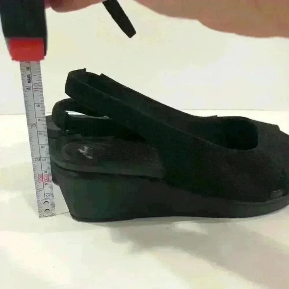 Women’s Crocs Black Heels Size 4 - Picture 3 of 8